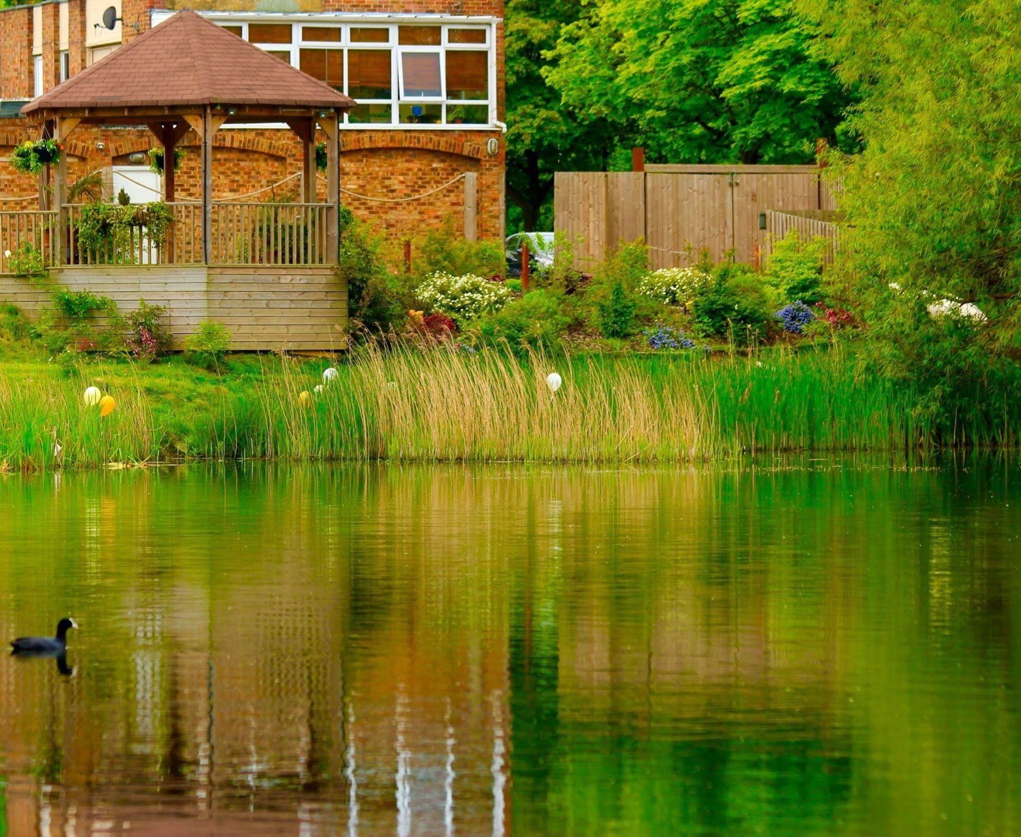 Inn On The Lake Gravesend Exterior photo